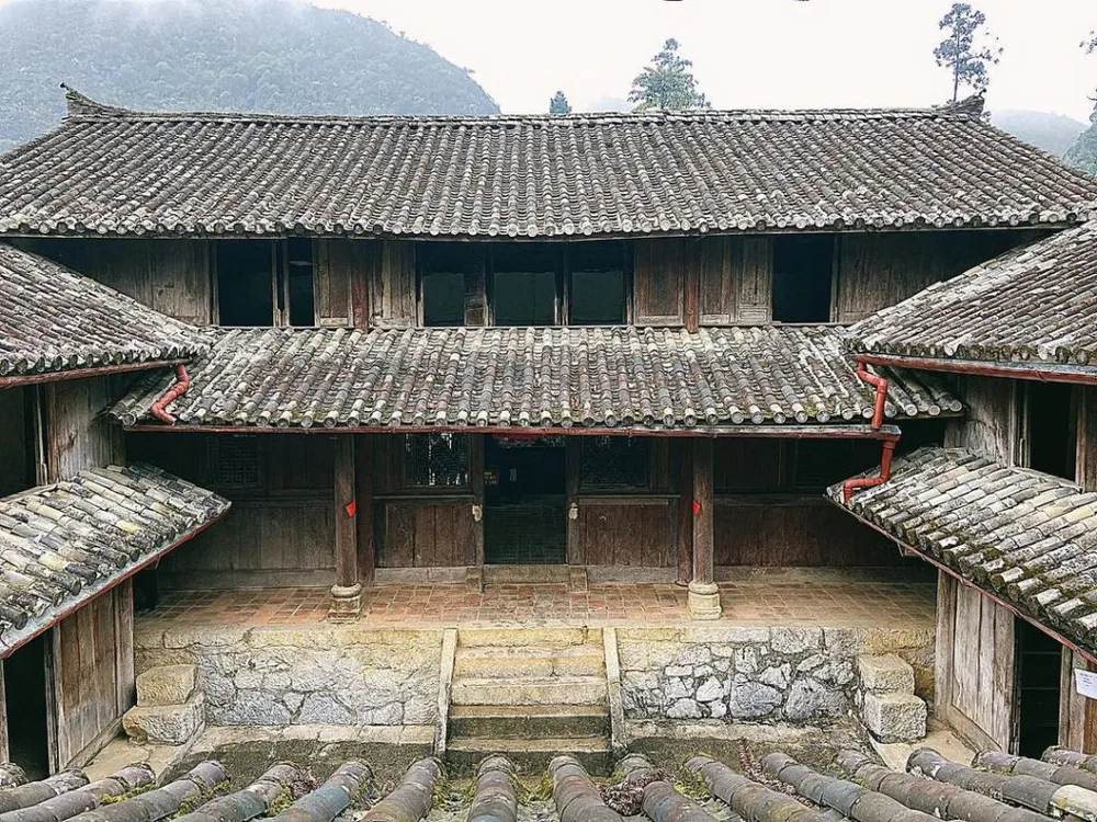 Cour intérieure en pierre et structures en bois du palais du Roi H'Mong à Ha Giang.