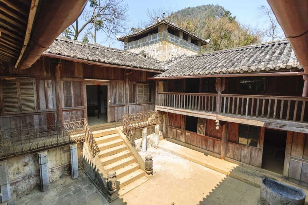 Cour centrale en bois et balcons sculptés de la demeure historique du Roi H'Mong