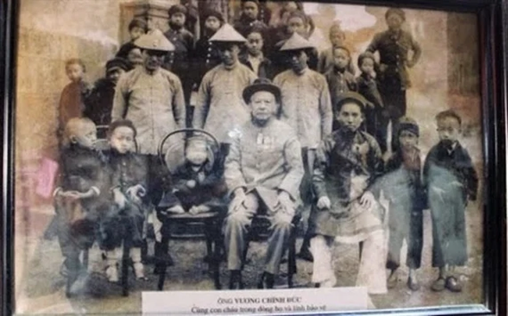 Photo d'époque en noir et blanc représentant le Roi H'Mong Vuong Chinh Duc et sa famille.