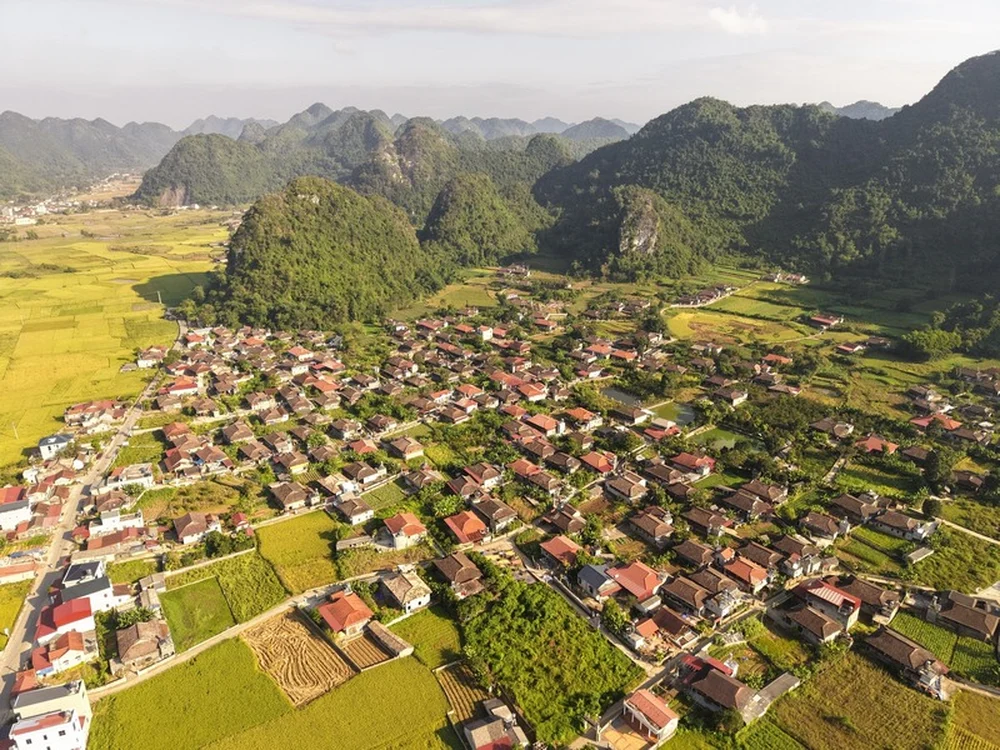 Vue panoramique spectaculaire de la vallée de Bắc Sơn embrassant le village de Quỳnh Sơn, entouré de montagnes karstiques et de vastes champs de riz verdoyants.