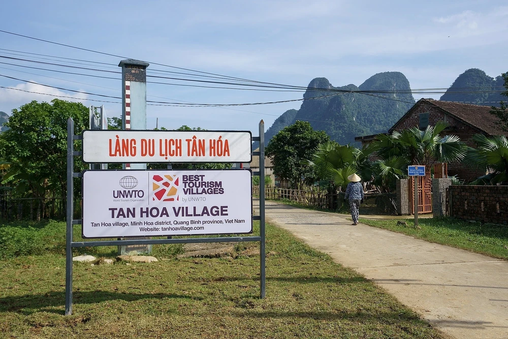 Panneau d'entrée du village touristique de Tan Hoa, reconnu comme l'un des meilleurs villages touristiques par l'OMT (UNWTO).