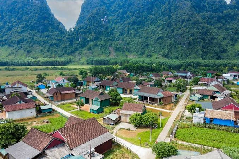 Vue aérienne du village paisible de Tan Hoa niché au milieu des vallées verdoyantes et des montagnes karstiques.