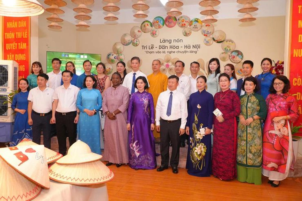 Cérémonie d'inauguration de l'espace d'exposition du village artisanal de chapeaux coniques de Tri Lễ.