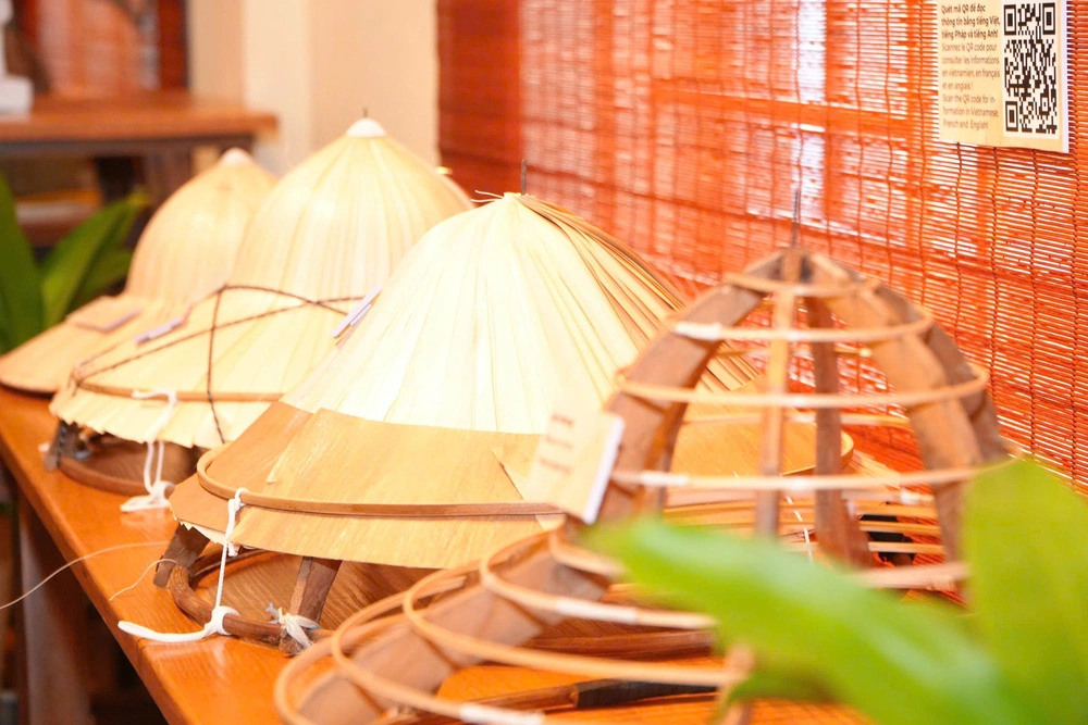 Différentes étapes de fabrication des chapeaux coniques et armature en bambou exposées au village de Tri Lễ.