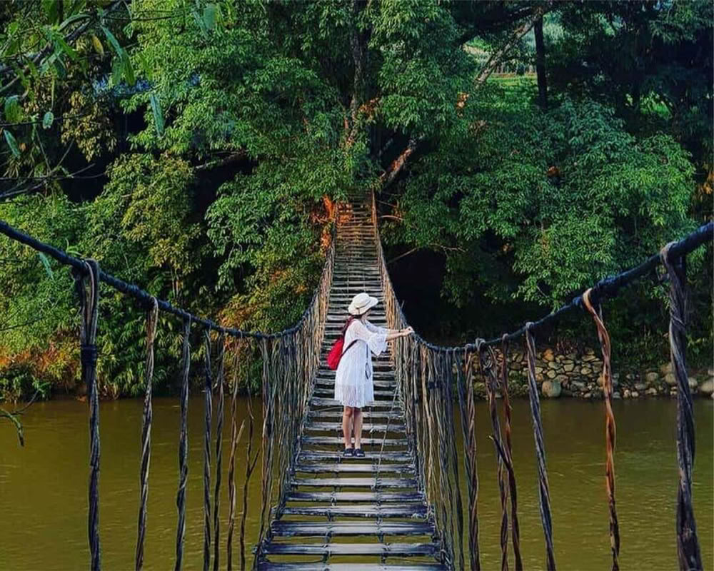 Un pont suspendu enjambant la rivière dans le village de Lao Chai