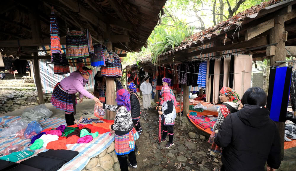 Femmes H'Mông au marché traditionnel du village.