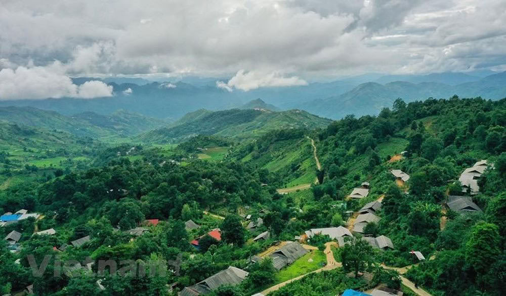 Vue panoramique du village de Sin Suối Hồ