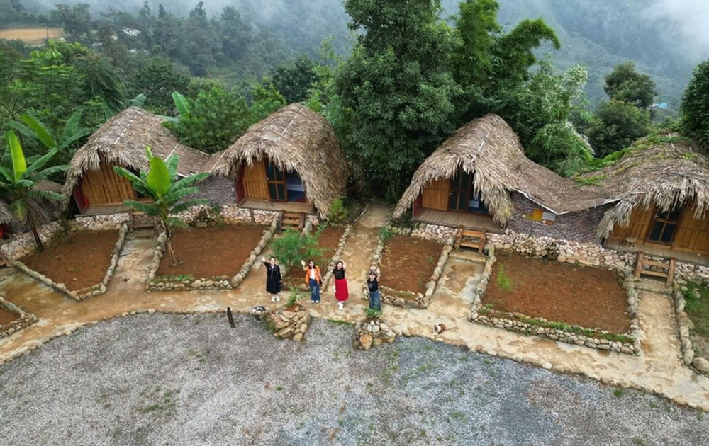 Des bungalows écologiques aux toits de chaume accueillent chaleureusement les voyageurs à la recherche de sérénité.