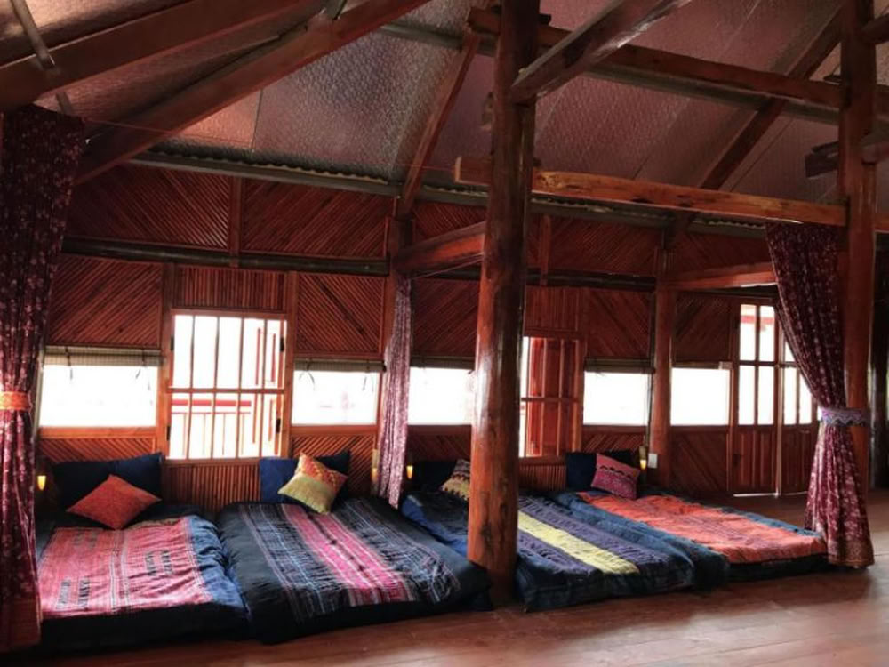Chambre intérieure chaleureuse d'un homestay traditionnel.