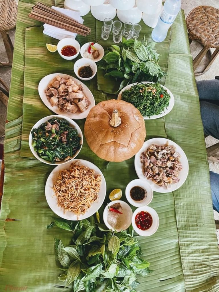 Un festin traditionnel composé de spécialités locales