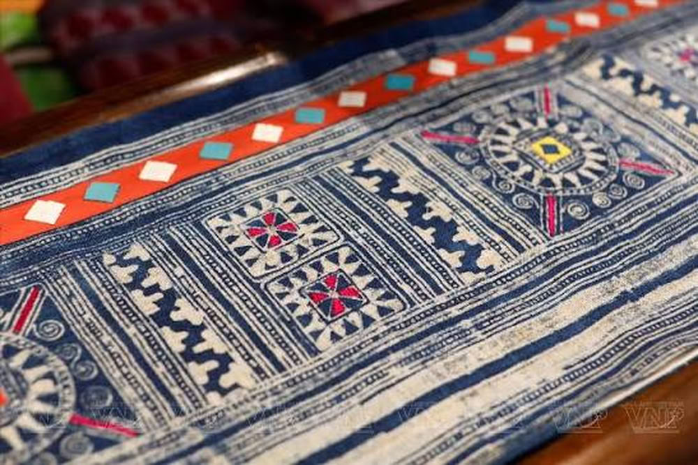Bande de tissu brodé aux motifs traditionnels H'mong.