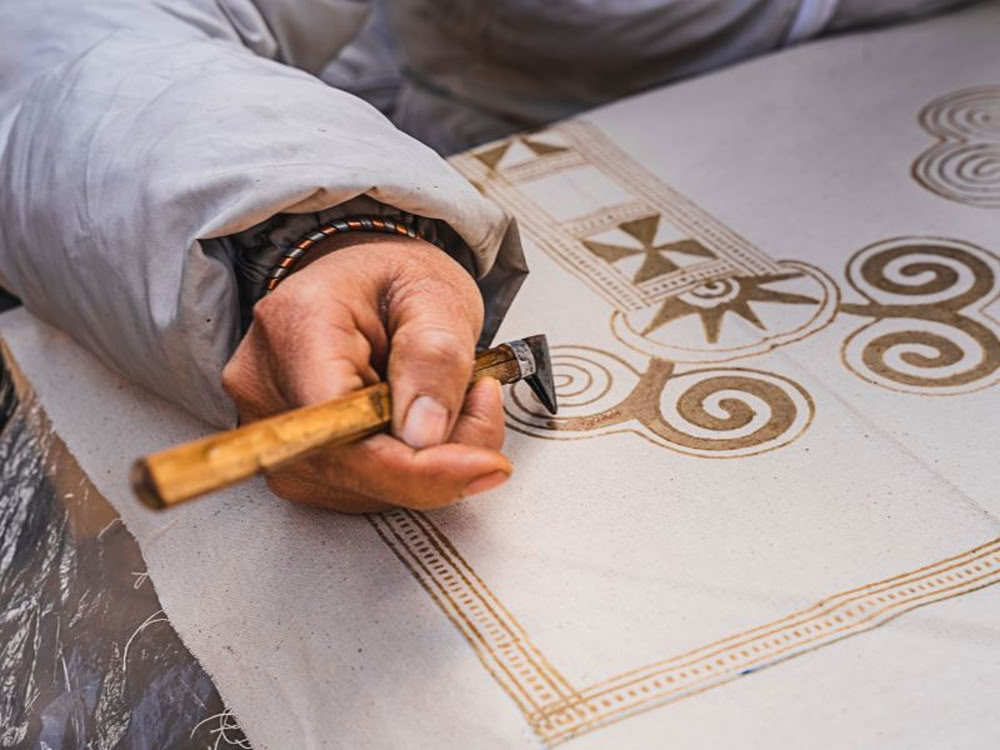Gros plan sur l'outil de dessin à la cire.