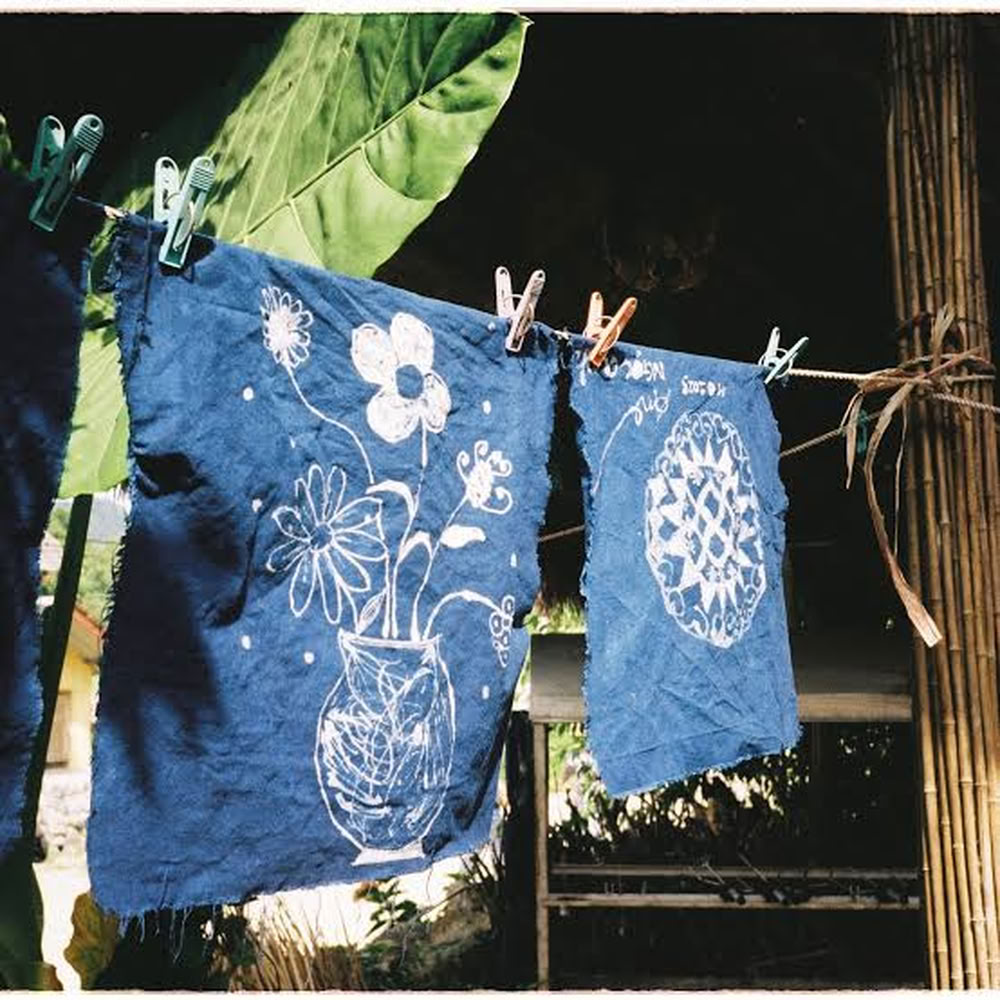 Pièces de tissu teintées séchant au soleil.