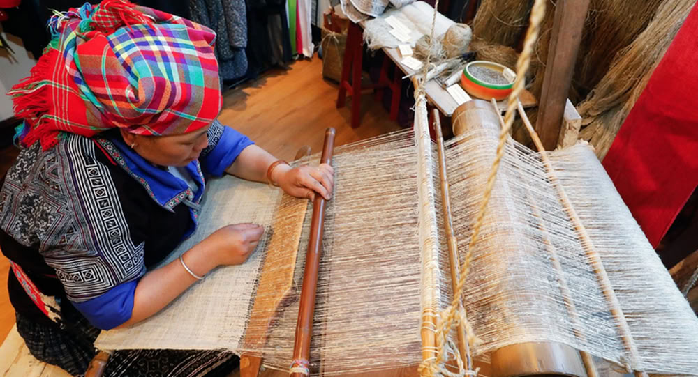 Femme H'mong tissant du lin sur un métier à tisser.