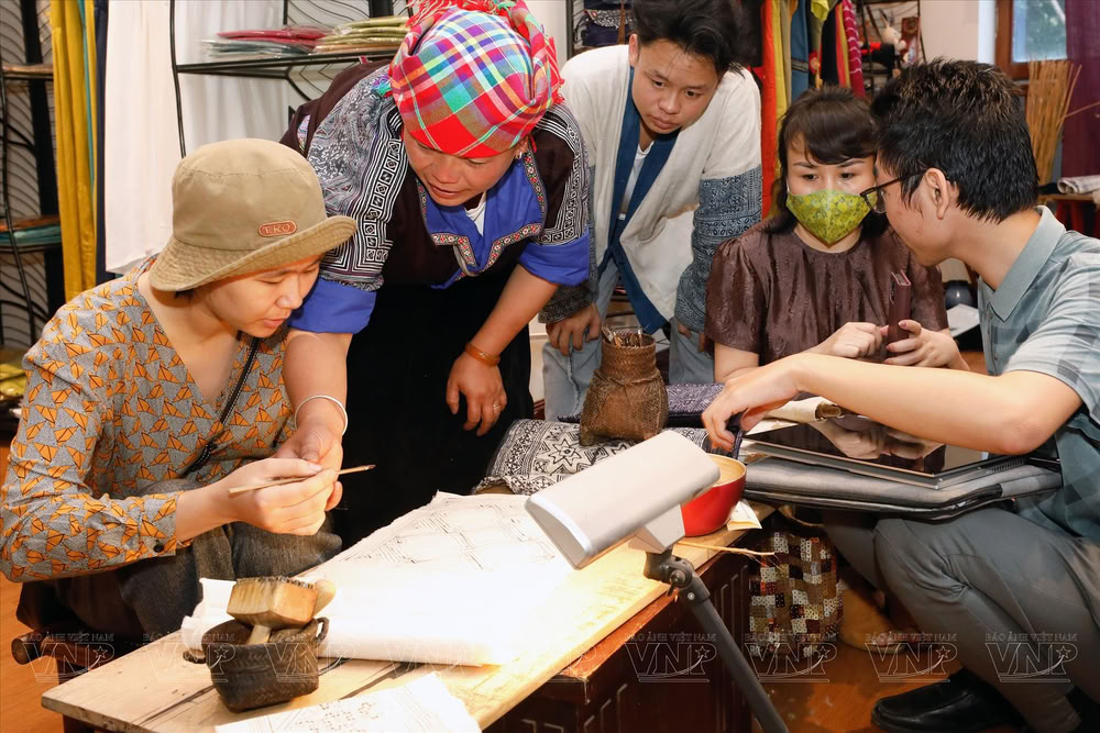 Atelier d'initiation au dessin à la cire d'abeille.